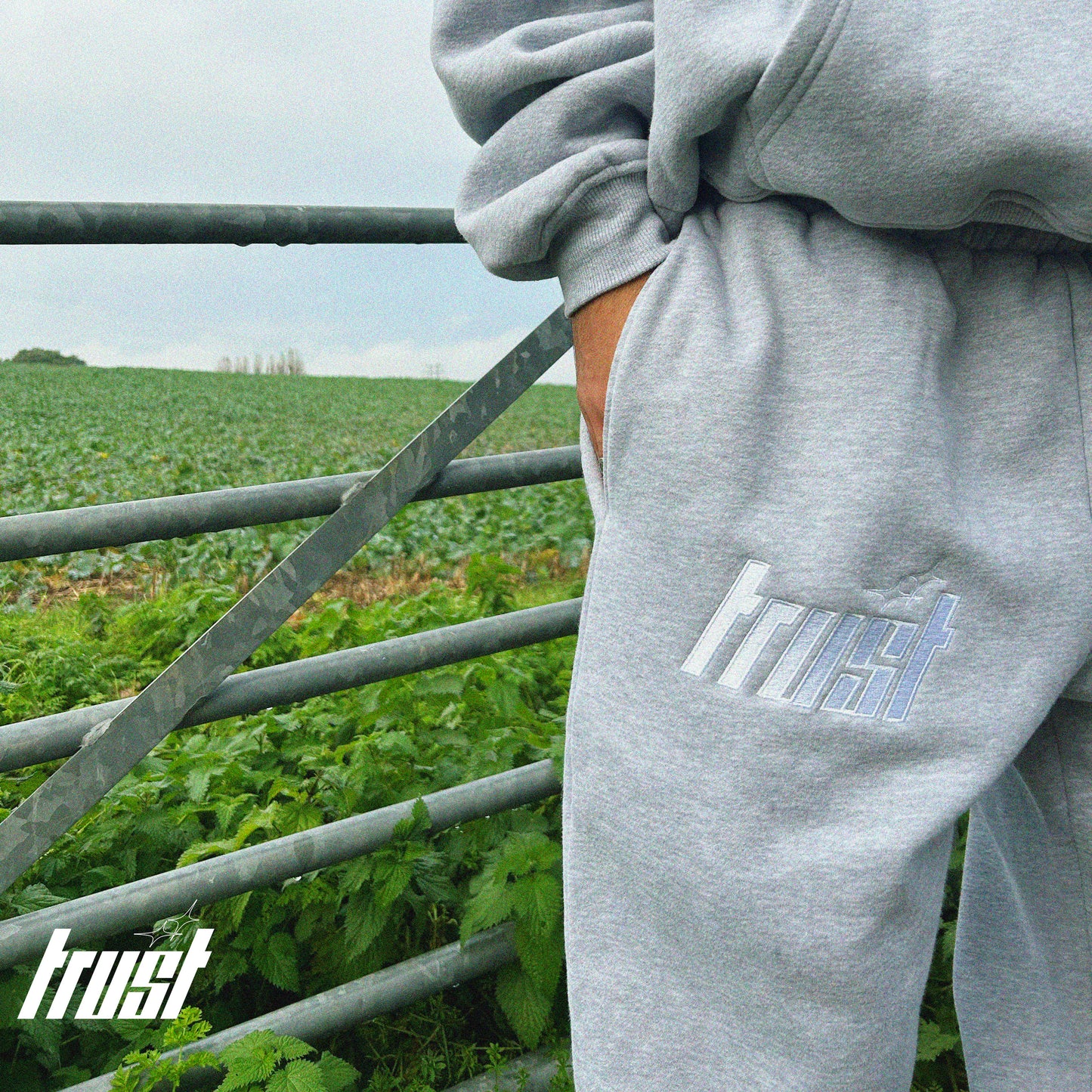 EMBROIDERED HEAVYWEIGHT TRUST JOGGERS [GREY]