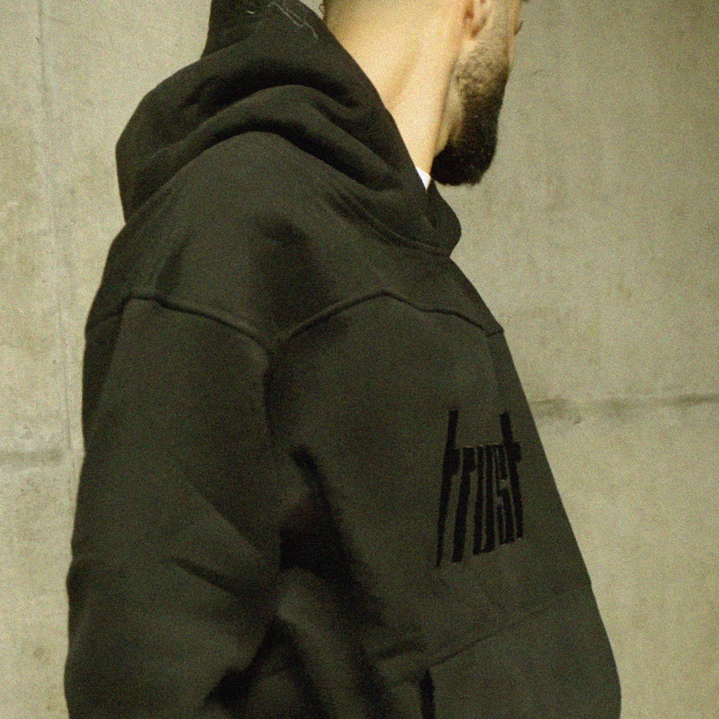 EMBROIDERED HEAVYWEIGHT TRUST TRACKSUIT [BLACK]