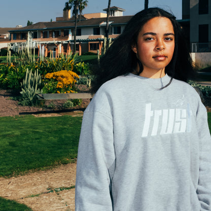 EMBROIDERED CREW NECK [GREY]