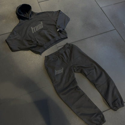 EMBROIDERED HEAVYWEIGHT TRUST TRACKSUIT [BLACK]